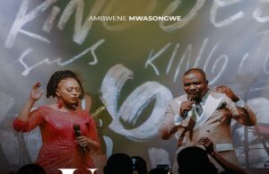 Ambwene Mwasongwe ft. Bella Kombo – U Mtakatifu Ambwene Mwasongwe ft. Bella Kombo – U Mtakatifu